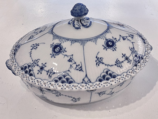 Vollspitze / Full Lace: Ragoutschüssel mit Deckel